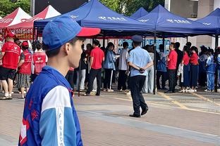 奥纳纳本场数据：2次扑救，传球成功率65.4%，全队最低6.4分